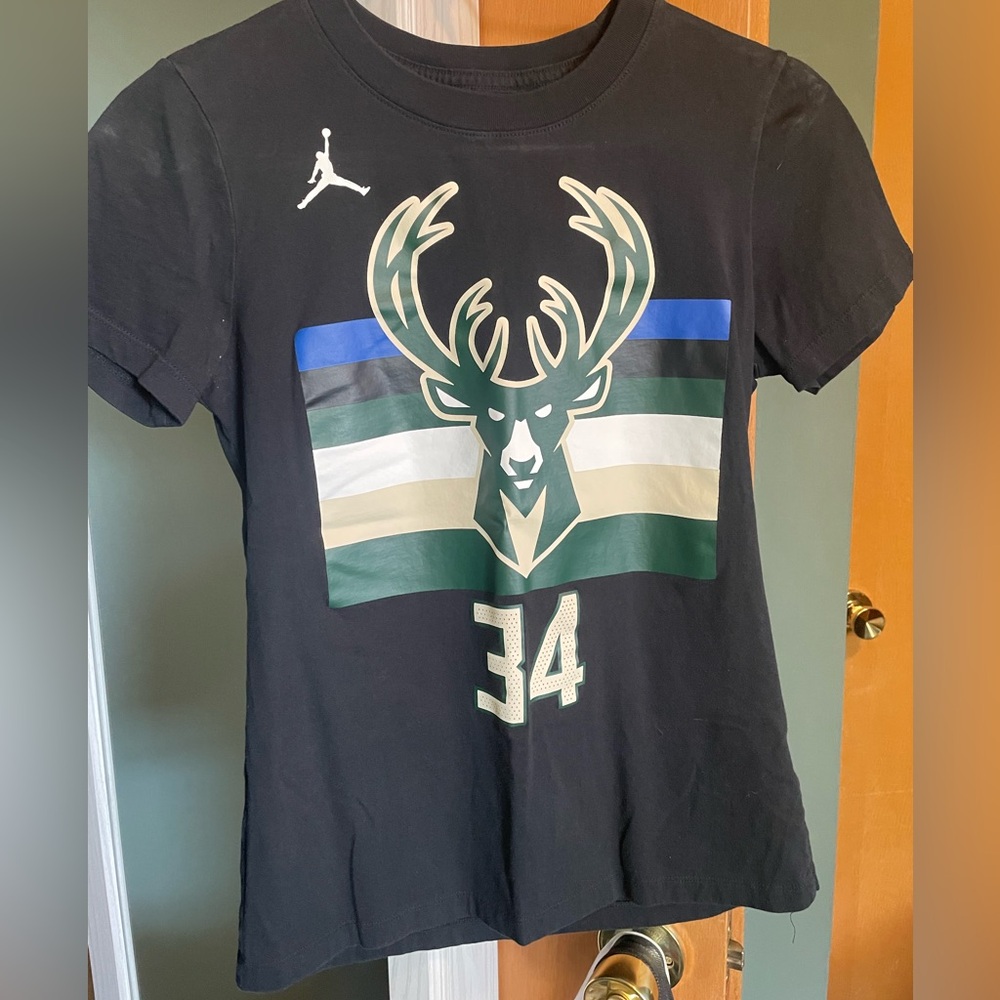 Ladies Nike Milwaukee Bucks Giannis shirt